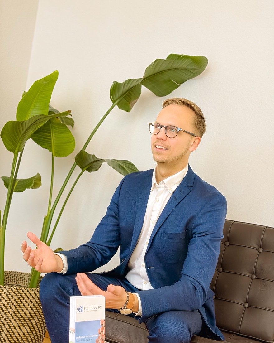 Frederic Friedrichs im Gespräch, sitzend und gestikulierend